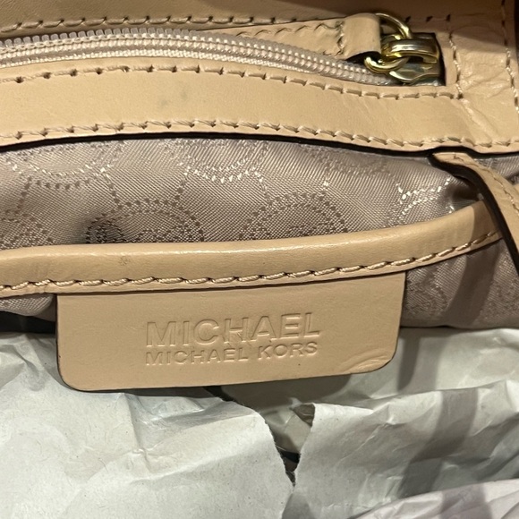 GIVEAWAY Michael Kors Beige Tote Bag - Picture 8 of 9